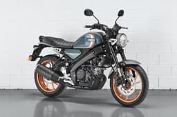 Yamaha XSR155 Green front three quarter